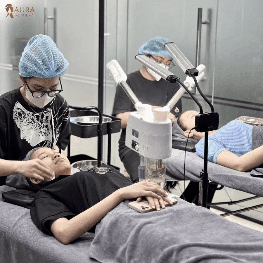 Học viên Aura thực hành chăm sóc da tại lớp