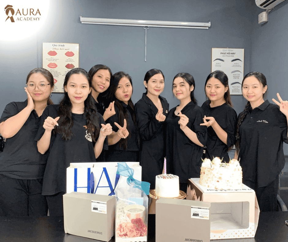 Giảng viên và học viên Aura cùng nhau tại lớp học