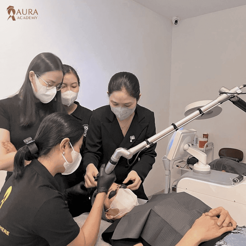 Học viên sẽ được thực hiện bằng máy móc thiết bị spa hiện đại tại Aura Academy